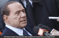 Berlusconi testifica en juicio por la publicación de fotos con chicas