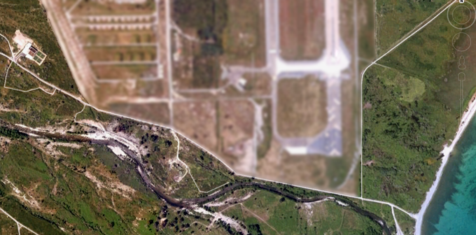 La base aerea di Solenzara (Corsica) appare “offuscata”. Tutto intorno è in chiaro, vengono offuscate solo le caserme e la stessa pista di volo. Insomma tutto il perimetro militare è di fatto oscurato. 