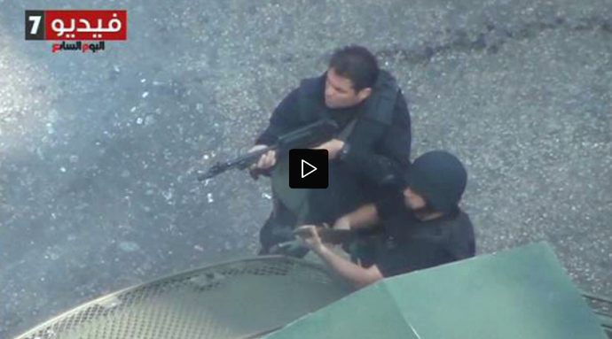 Due poliziotti che sparano ad altezza uomo quelli che secondo l'agenzia Al-Youm Al-Saba sono proiettili veri. Le immagni riprese dall'alto testimoniano ancora una volta la giornata di violenza che sta sconvolgendo il Cairo e le altre più importanti città dell'Egitto